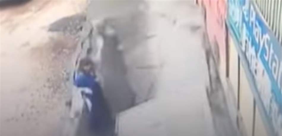 هكذا انشقت الارض وابتلعت سيدتين في تركيا.. مشهد صادم (فيديو)
