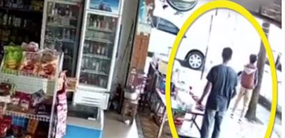 رجلٌ يضربُ فتى في الشارع.. بسبب تبوّله على شجرة! (فيديو) 