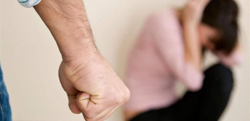 العنف الأسري تابع.. يضرب زوجته وابنته في بلونة! 