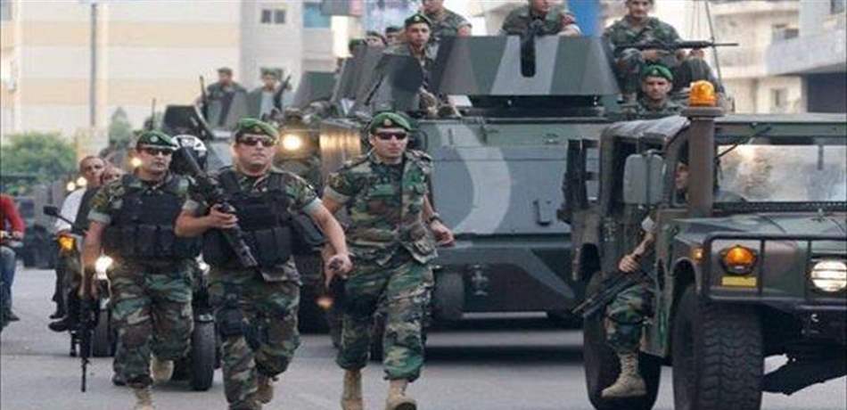 دهم منازل مطلوبين في بعلبك ومصادرة أسلحة ومبلغ مالي مزوّر