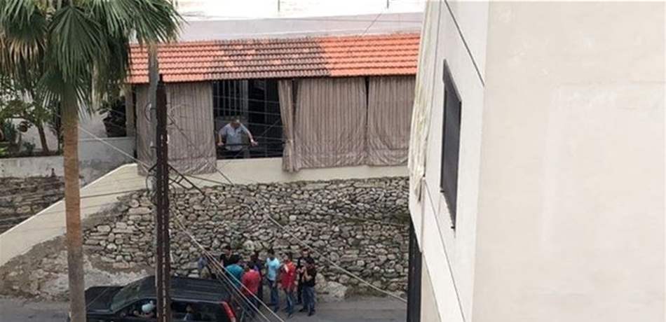 شعره الكثيف استفزّهم.. 7 رفاق يقتلون "عابر سبيل" بوحشيّة