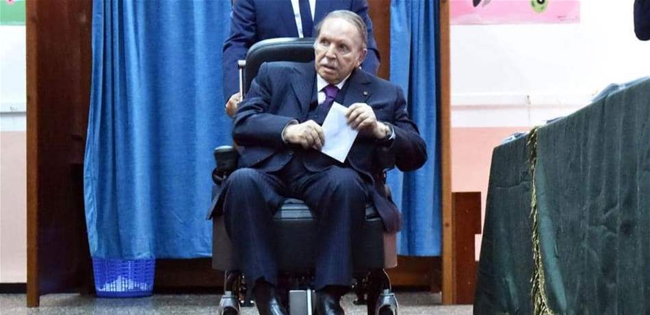 معارضون جزائريون يدعون بوتفليقة للتنحي والحكومة للاستقالة
