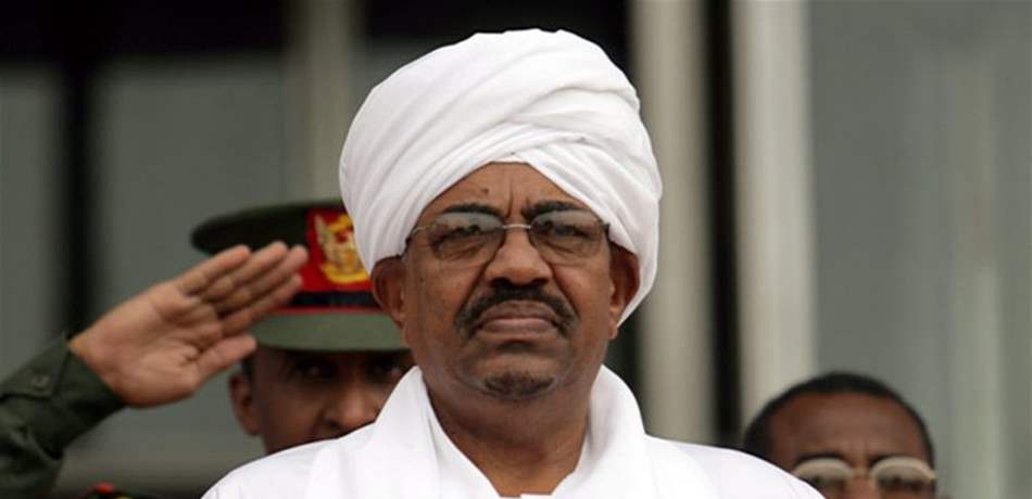 تفاصيل لم تُروَ عن "انقلاب" السودان.. "احتجّ الابن ضدّ البشير فأطاح به الأب"!
