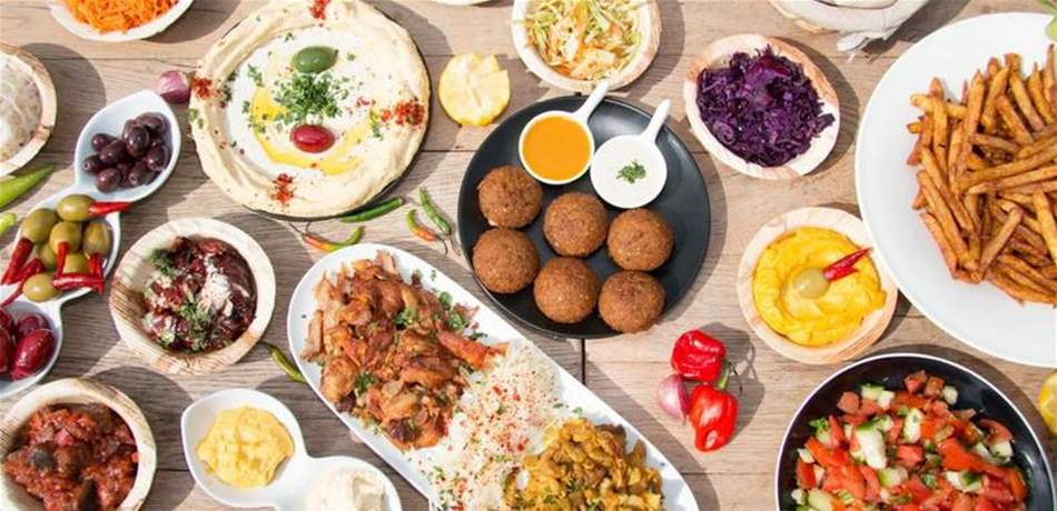 بعد الإفطار.. السفير البريطاني يصلي جماعة (صور) 