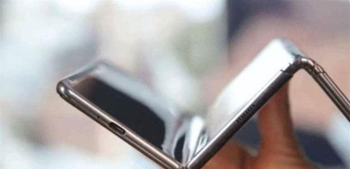 بعد القابل للطي.. "الهاتف المتعرج" قريبا في الأسواق