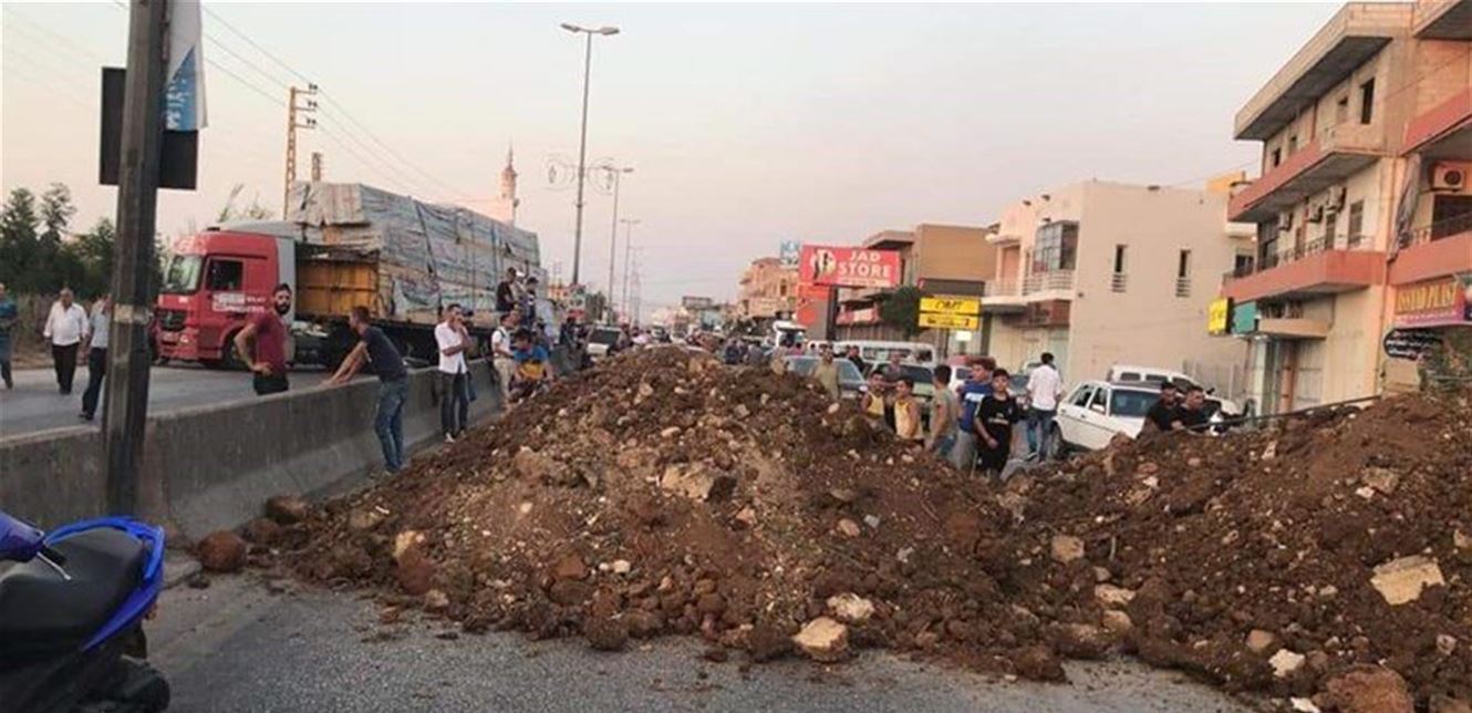 طريق المنية الدولية لا تزال مقطوعة إحتجاجاً على توقيف عدد من الشبان