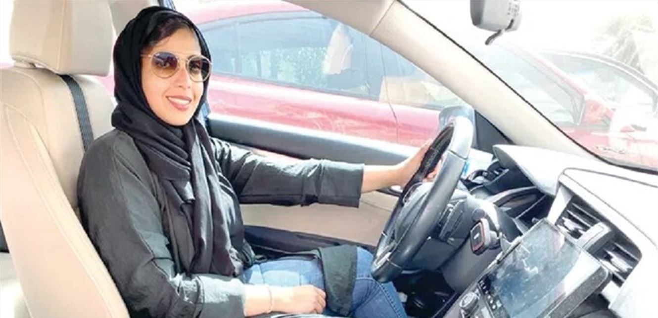 سائقة تاكسي تثير الجدل: "عطاني مخالفة الكلب" (فيديو)