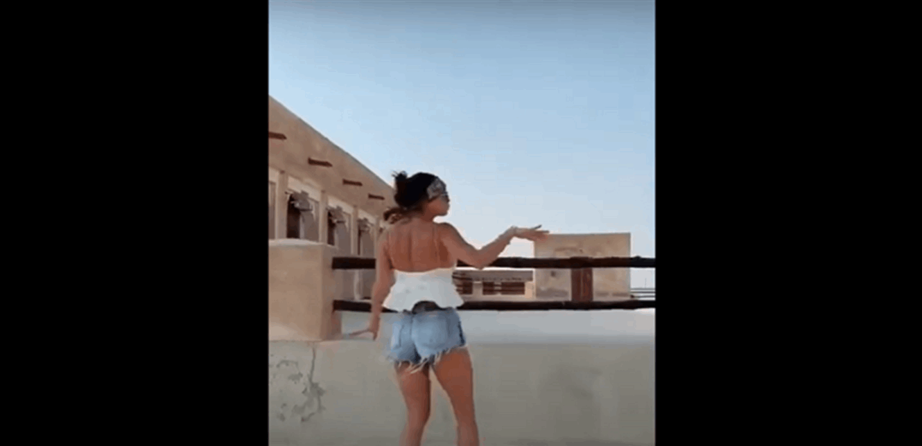 سائحة أجنبية تثير جدلا برقصها في ساحة مسجد قطري (فيديو)