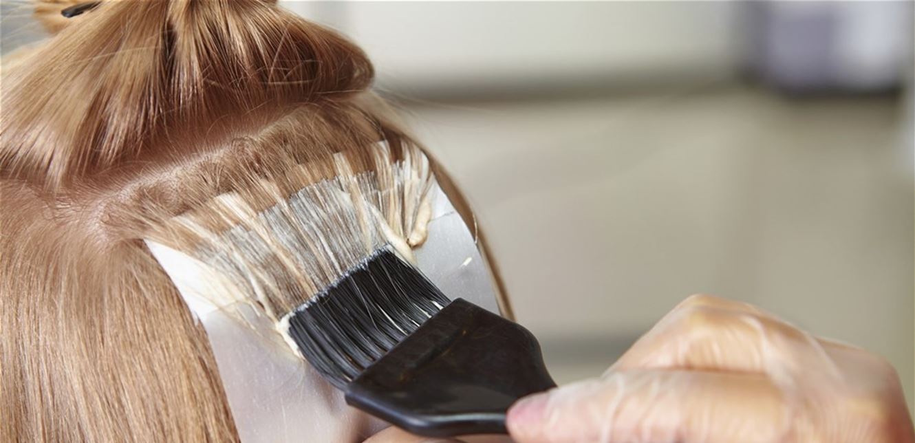بسبب إزالة صبغة الشعر.. تحولت إلى صلعاء في بث مباشر!