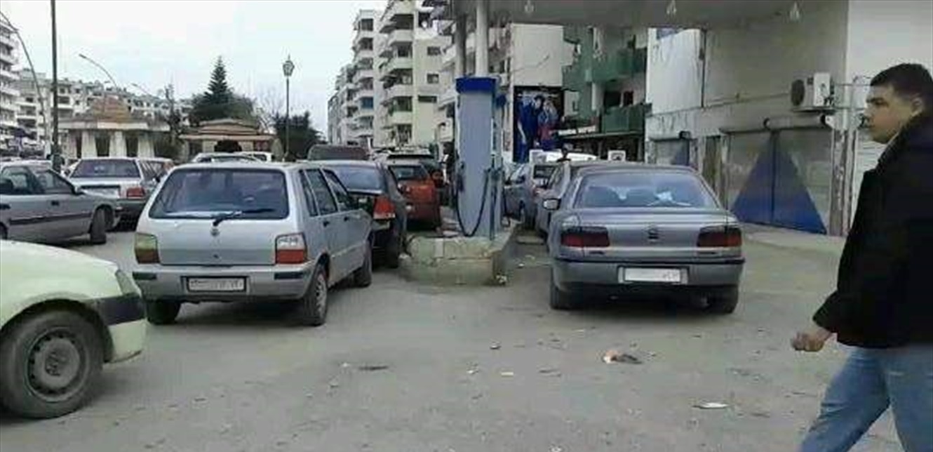 لم يحتمل ذل الانتظار على محطات الوقود... فأصيب بازمة صحية (فيديو)