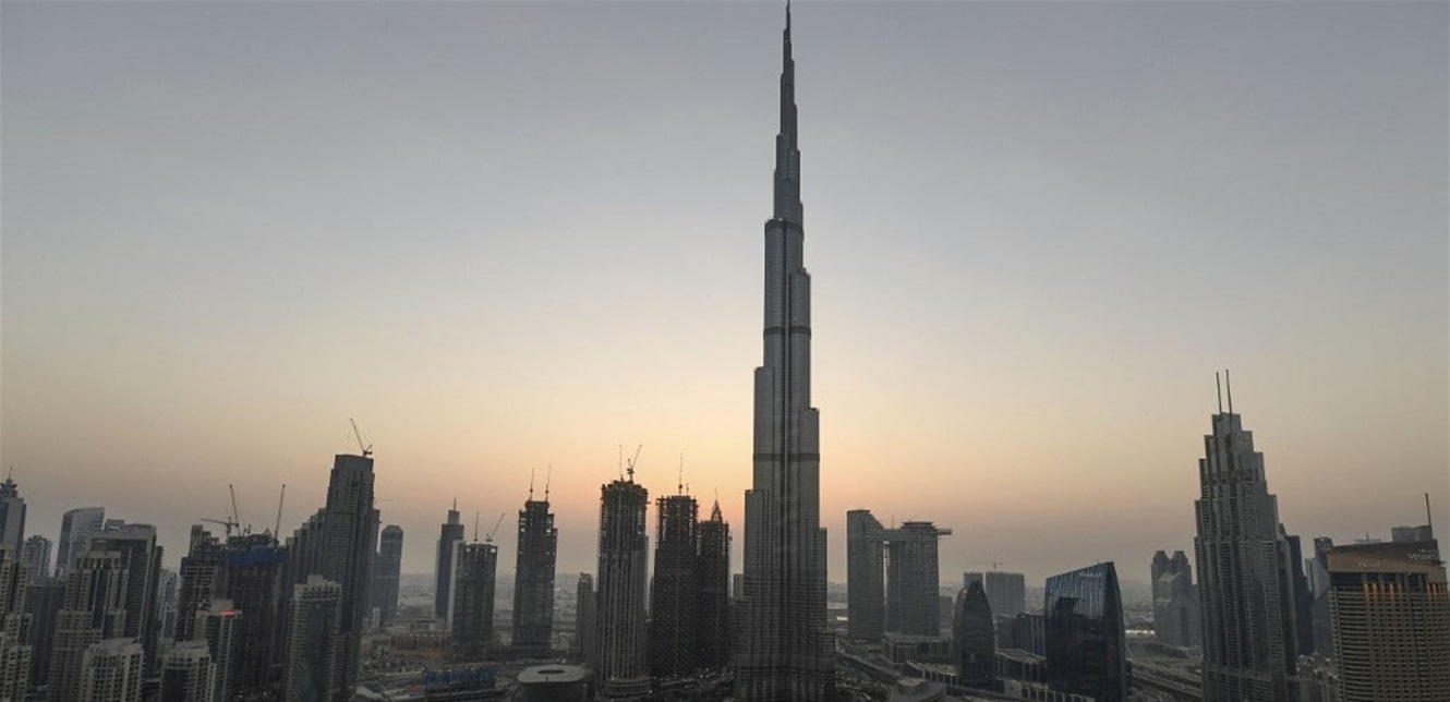 ممثل لبناني جديد ينال الاقامة الذهبية في الامارات.. من هو؟