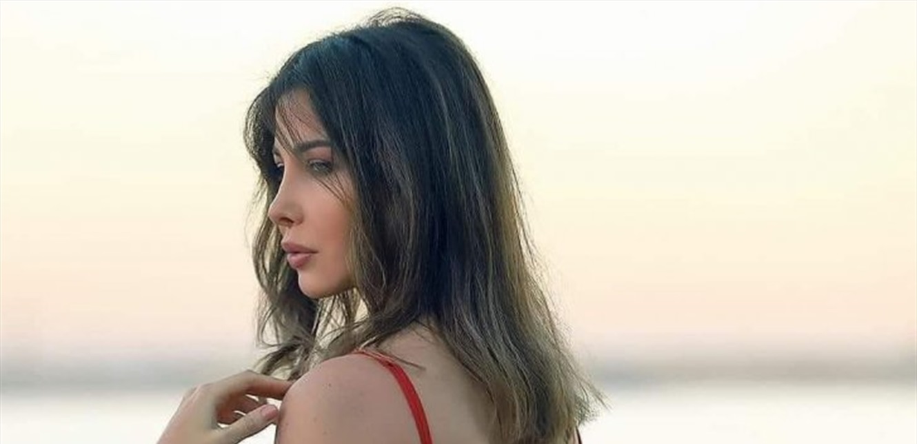 فيديو يُشعل المواقع: نانسي عجرم على البحر بشورت جينز.. شاهدوا كيف بدت