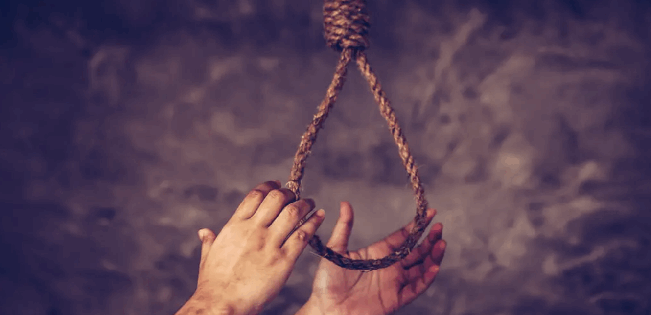 جريمة مأساوية تهز بلدا عربيا.. طبيب سحل والدته وشنقها حتى الموت!