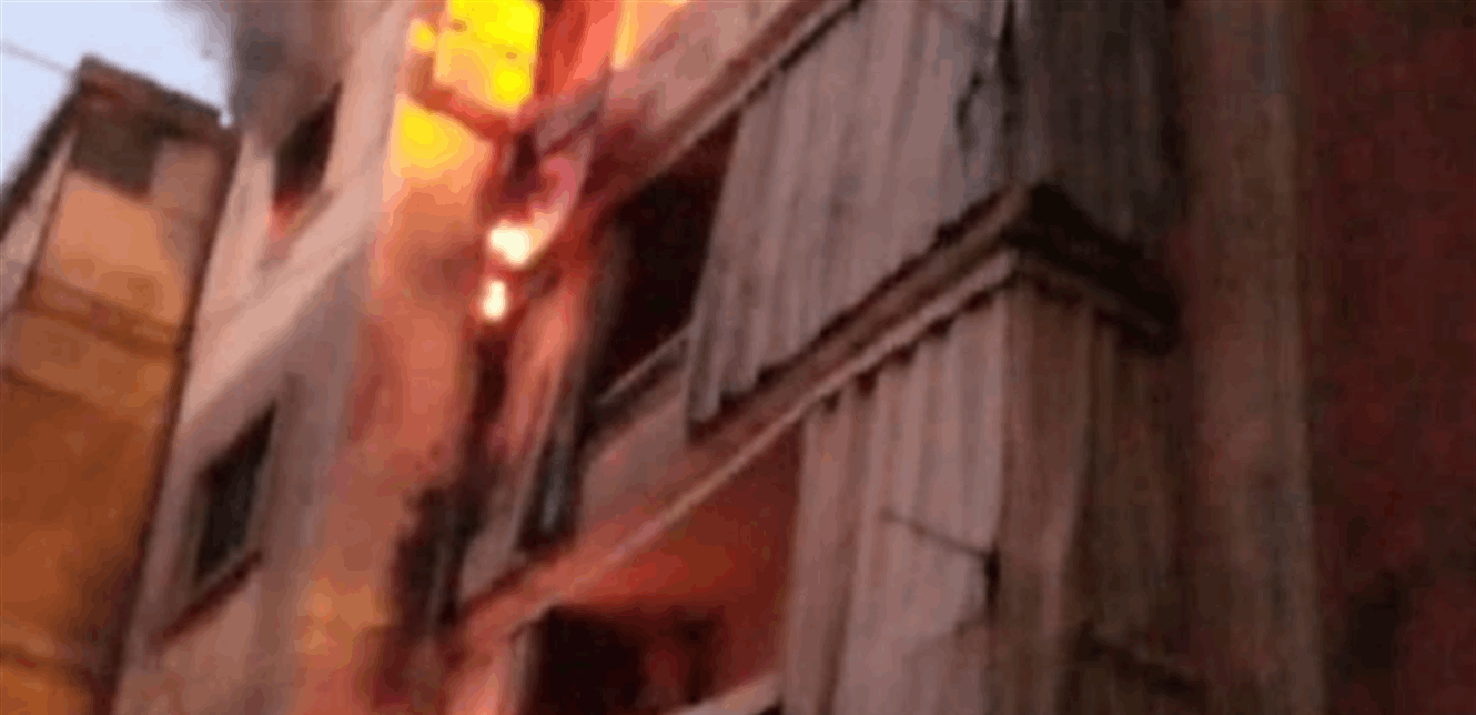 فوج إطفاء بيروت يعمل على إخماد حريق في منطقة طريق الجديدة