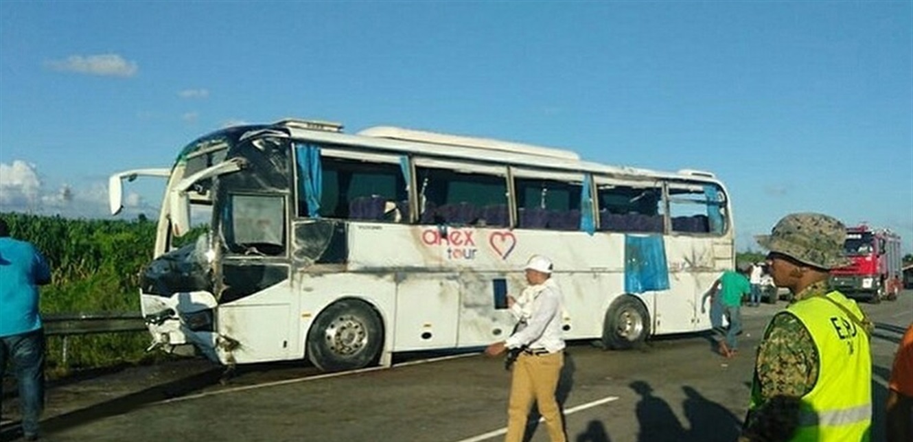 مشهد مخيف... قتلى وجرحى بحادث حافلة سياحية في الدومينيكان (فيديو)