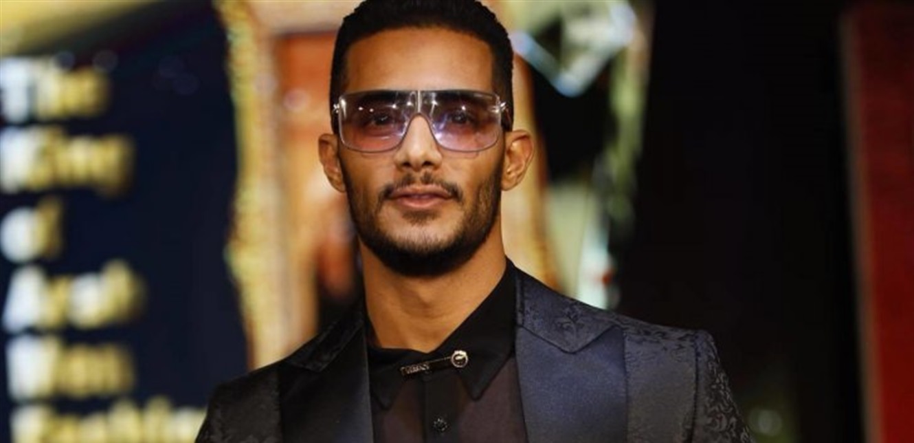 محمد رمضان يدخن "أكبر سيجارة" ملفوفة