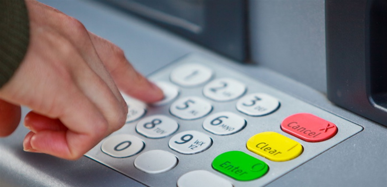 من "ATM" الى "ِATM"... رحلة البحث عن الليرة اللبنانية