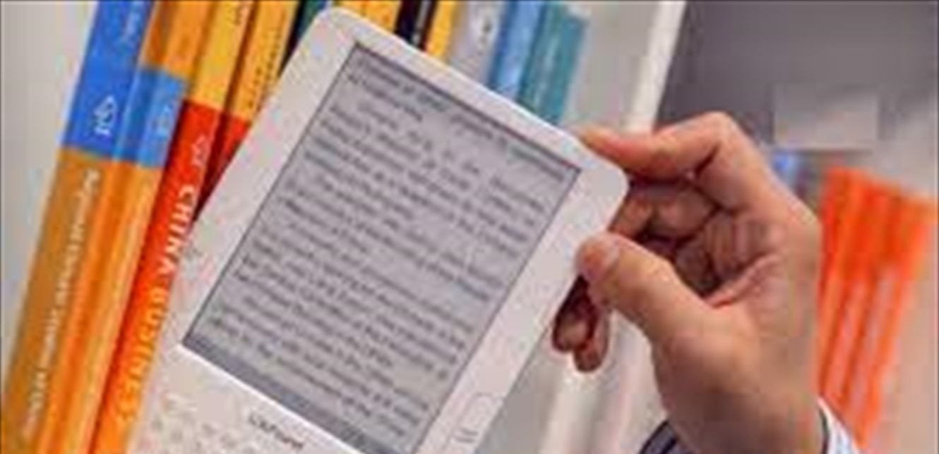القراءة بين الورق والتقنيات الحديثة... دراسة تسلط الضوء 
