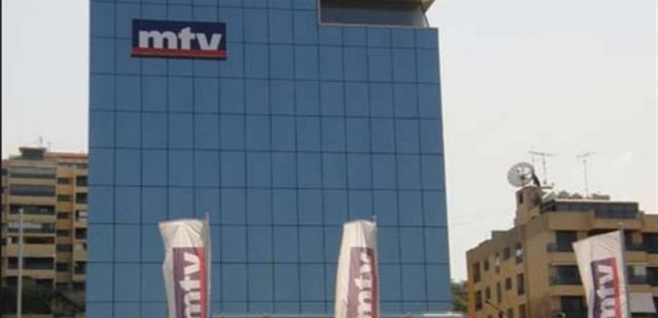 هذا ما فعله فنان لبناني مشهور قبل الدخول إلى استديو الـ"أم تي في"... والجمهور يسأل: "شو فايت على الحرب؟" (فيديو)