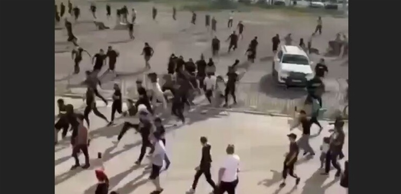 حرب شوارع.. اعتقال أكثر من 30 مشجعا في كازاخستان بسبب شجار جماعي