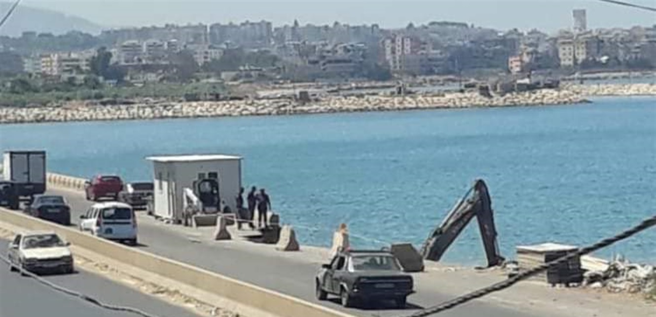 فرق الاشغال بدأت بالعمل على صيانة الحائط والطريق المنهار على الخط البحري في العبدة
