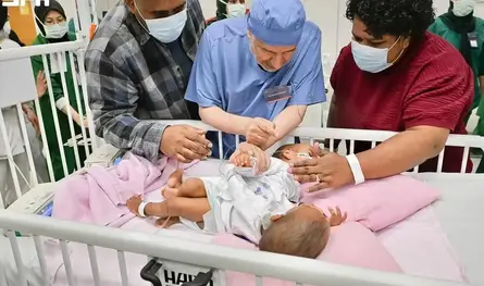 15 ساعة و34 مختصاً...السعودية تبدأ عملية معقدة لفصل توأمتين ملتصقتين