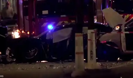 سيارة تسلا تتسبب بحادث مروع مع دورية للشرطة..هذا ما حصل (فيديو)