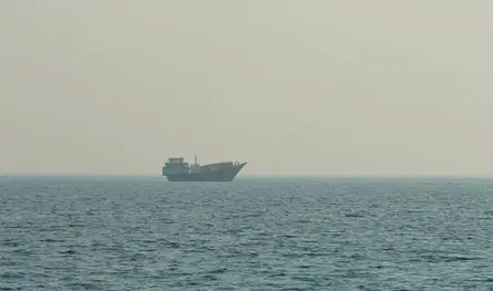 حادثان في مياه الخليج: لغم يفجر ناقلة في هرمز.. ومقذوف يصيب أخرى قرب السعودية