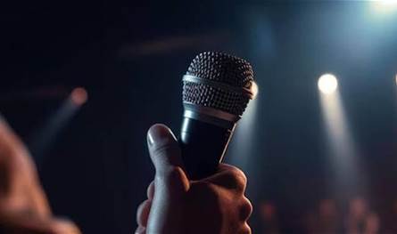 بعد فترة من الغياب.. فنان شهير يطل في أحد الأعراس بـ "لوك" جديد (صور)