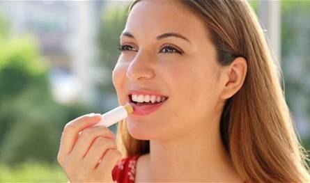 خطوة يغفل عنها كثيرون.. لماذا تحتاج الشفاه إلى واقي الشمس؟