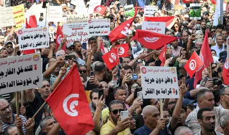 "الشارع ملك الشعب".. احتجاجات واسعة في تونس
