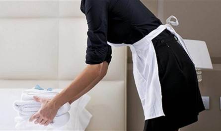 توقيف عاملة منزليّة... هذا ما فعلته بإبنة فنان معروف في مركزٍ تجاريّ