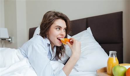هل تناول الفاكهة ليلاً يزيد الوزن؟ إليكِ الحقيقة