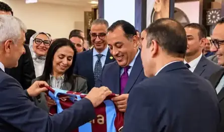 رئيس الحكومة المصري يتلقى هدية باسم محمد صلاح (صورة)