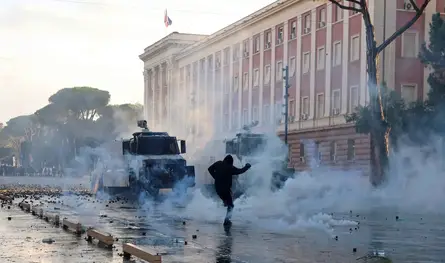 المفوضية الأوروبية تندّد بأعمال العنف خلال الاحتجاجات في ألبانيا