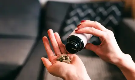 بعد الأربعين.. هل تعيد المكملات الغذائية الشباب إلى النساء؟