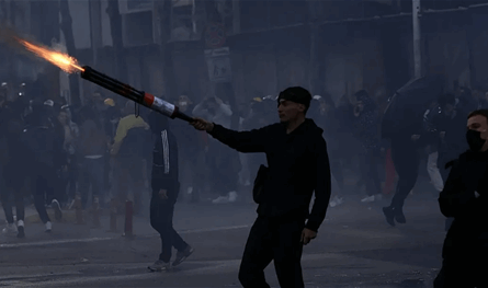 بعد إحراق مركز للشرطة.. رئيس وزراء ألبانيا يحذّر المتظاهرين من تجاوز "الخط الأحمر"