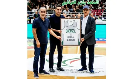 الحكمة أهدى قميصه الرقم 1 لرئيس الاتحاد العربي لكرة السلة