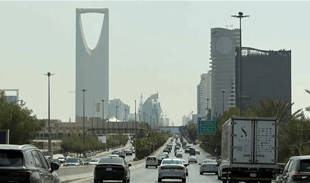 السعودية اعلنت عن اعتراض صاروخ ومسيّرة فوق الرياض