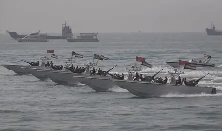 الحرس الثوري: اشتعال ناقلة نفط عملاقة إثر اصطدامها بلغم بحري جنوب هرمز