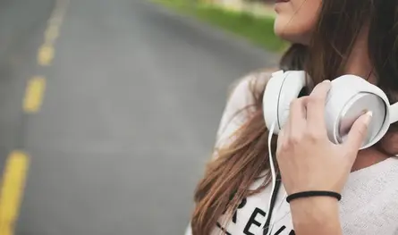 متى يصبح استخدام سماعات الأذن خطراً؟