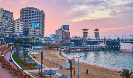 بشبهة تصوير ونشر مقاطع خادشة للحياء.. توقيف سائحتين أجنبيتين في هذا البلد العربي
