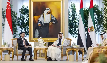 محمد بن زايد ورئيس وزراء سنغافورة يبحثان تعزيز التعاون الثنائي وتطورات المنطقة
