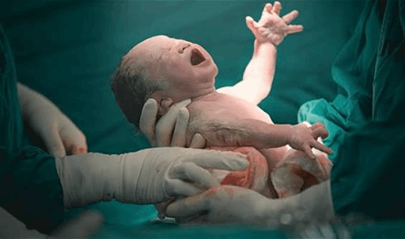 في سن الـ41... اكتشفت حملها قبل ساعات من ولادة طفلها