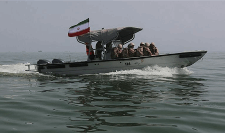 الحرس الثوري: اشتعال 4 سفن واصطدام 3 أخرى بألغام قرب هرمز