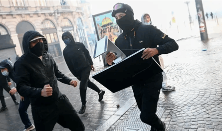 "أجهزتكم معطلة ونتتبعكم".. لصوص متجر أبل فرنسا في ورطة
