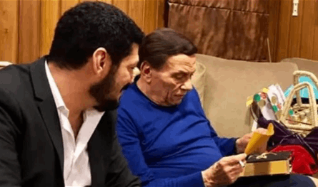  باسم سمرة يفاجئ الجمهور بصورة نادرة تجمعه بعادل إمام