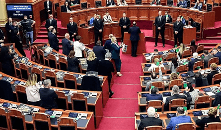 بالفيديو.. احتجاجات تشعل عراكا بين النواب داخل البرلمان 