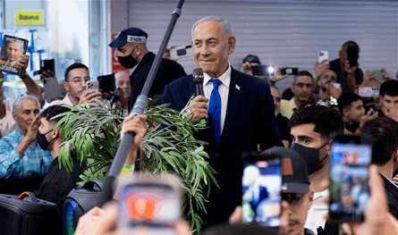 خلال احتفاله بعيد ميلاده.. زجاجة تُرمى نحو موكب نتنياهو