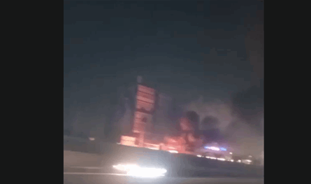 بالفيديو: قطع الطريق ليلا بالإطارات المشتعلة على طريق المطار